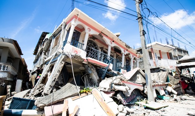 Zniszczenia po trzęsieniu ziemi na Haiti /Ralph Tedy Erol /PAP/EPA
