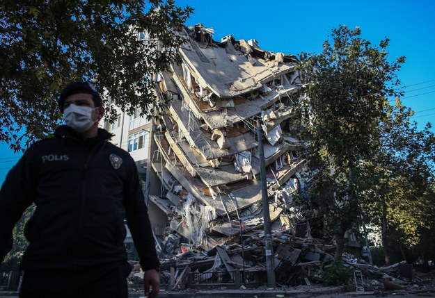Zniszczenia po trzęsieniu ziemi w Izmirze /ERDEM SAHIN /PAP/EPA