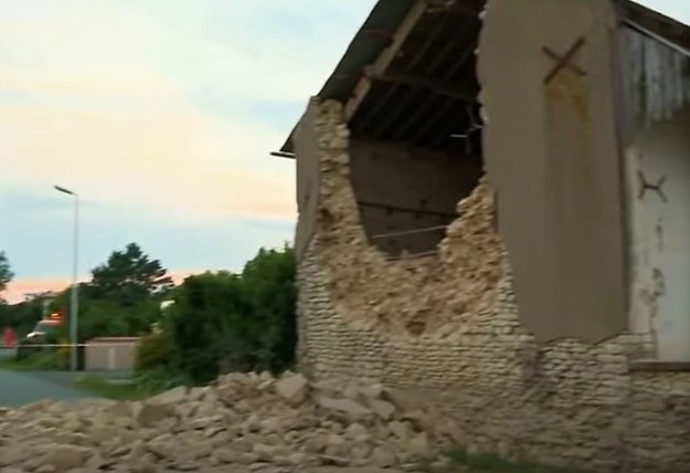 Zniszczenia po trzęsieniu ziemi w zachodniej Francji (fot. YT/@euronews) /
