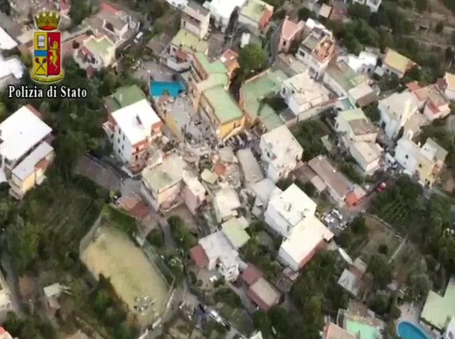 Zniszczenia po trzęsieniu /ITALIAN POLICE PRESS OFFICE HAND /PAP/EPA