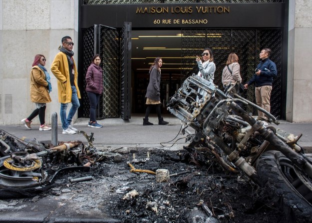 Zniszczenia po ubiegłotygodniowym proteście "żółtych kamizelek" w Paryżu /	Yaghobzadeh Rafael/ABACA /PAP/Abaca