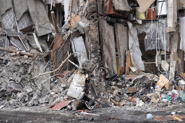 Zniszczenia po uderzeniu rosyjskiego pocisku rakietowego na jednym z osiedli Kramatorska w obwodzie donieckim /Alena Solomonova /PAP