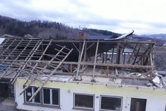 Zniszczenia po wichurach. Wyrwane drzewa, zerwane dachy