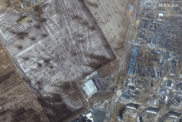 Zniszczenia po wystrzałach artyleryjskich w zachodnim Mariupolu /MAXAR TECHNOLOGIES HANDOUT /PAP/EPA