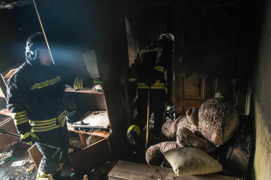 Zniszczenia po zmasowanym rosyjskim ataku na Kijów /Vladyslav Musiienko /PAP