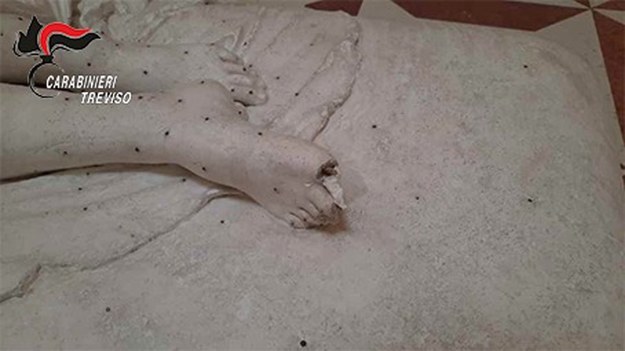 Zniszczenia posągu Pauliny Bonaparte /CARABINIERI / HANDOUT /PAP/EPA