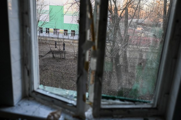 Zniszczenia powstałe w wyniku sobotniego ataku dronów w Kijowie /Viacheslav Ratynskyi /PAP