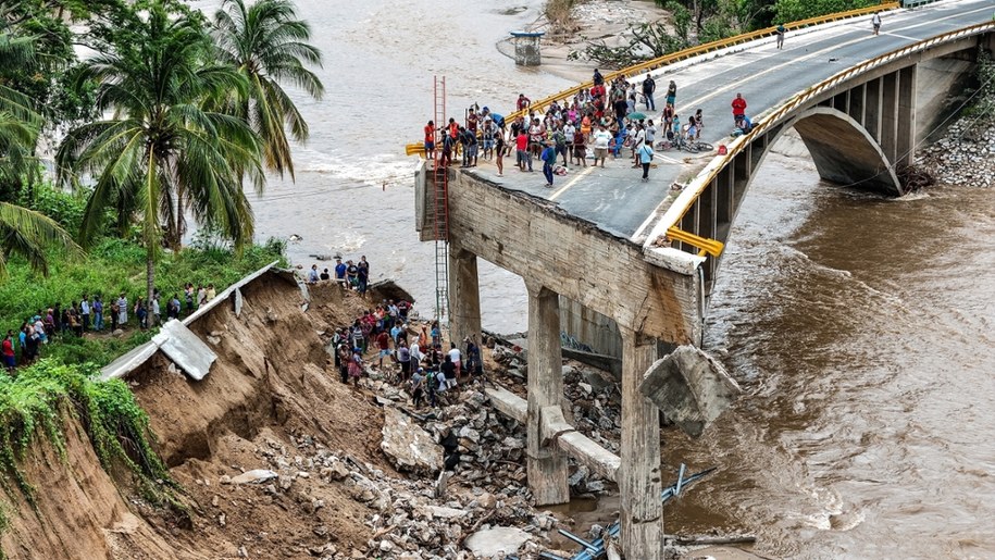 Zniszczenia spowodowane przez huragan John w Acapulco /David Guzmán /PAP/EPA