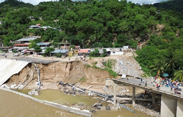 Zniszczenia spowodowane przez huragan John w pobliżu Acapulco /FRANCISCO ROBLES / AFP /East News