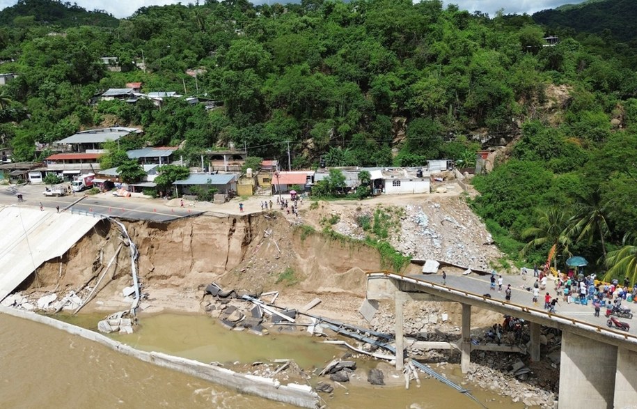 Zniszczenia spowodowane przez huragan John w pobliżu Acapulco /FRANCISCO ROBLES / AFP /East News