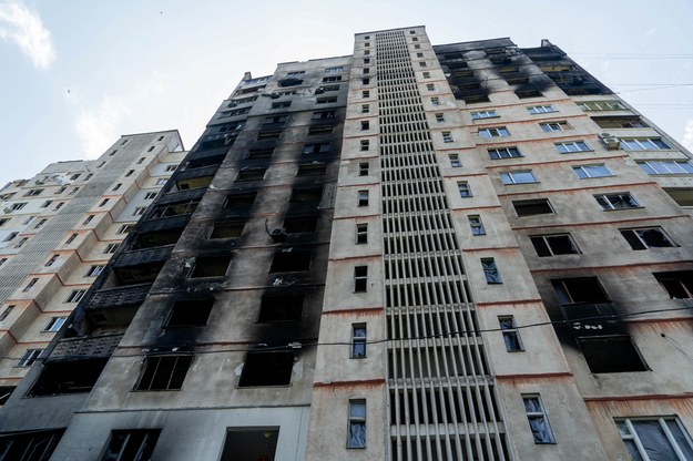 Zniszczenia w 16-piętrowym bloku mieszkalnym w Charkowie. /Mykola Kalyeniak /PAP