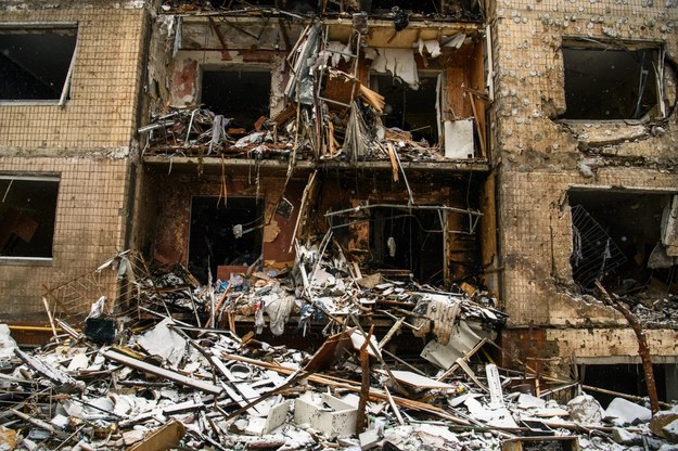 Zniszczenia w budynku mieszkalnym uszkodzonym w wyniku rosyjskiego ataku rakietowego w Kijowie. /Vladyslav Musiienko /PAP/EPA