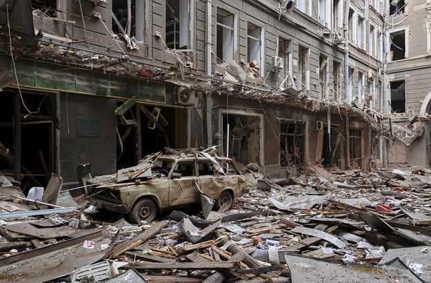 Zniszczenia w Charkowie w wyniku rosyjskich ostrzałów /SERGEY KOZLOV /PAP/EPA