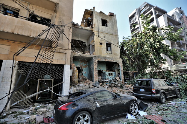 Zniszczenia w dzielnicy mieszkalnej Bejrutu /NABIL MOUNZER   /PAP/EPA