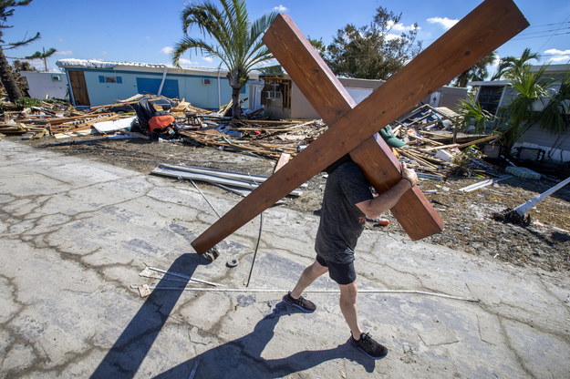 Zniszczenia w Fort Myers Beach /CRISTOBAL HERRERA-ULASHKEVICH /PAP/EPA