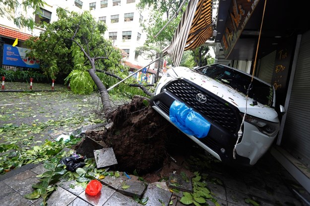 Zniszczenia w Hanoi po przejściu supertajfunu. /LUONG THAI LINH /PAP/EPA