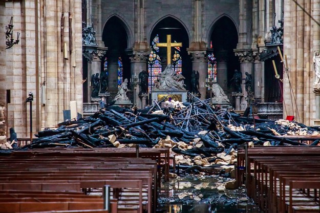 Zniszczenia w katedrze są katastrofalne /CHRISTOPHE PETIT TESSON /PAP/EPA