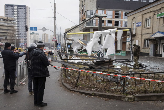 Zniszczenia w Kijowie po czwartkowej eksplozji /MIKHAIL PALINCHAK /PAP/EPA