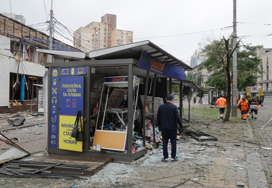 Zniszczenia w Kijowie po rosyjskim ataku /SERGEY DOLZHENKO /PAP/EPA