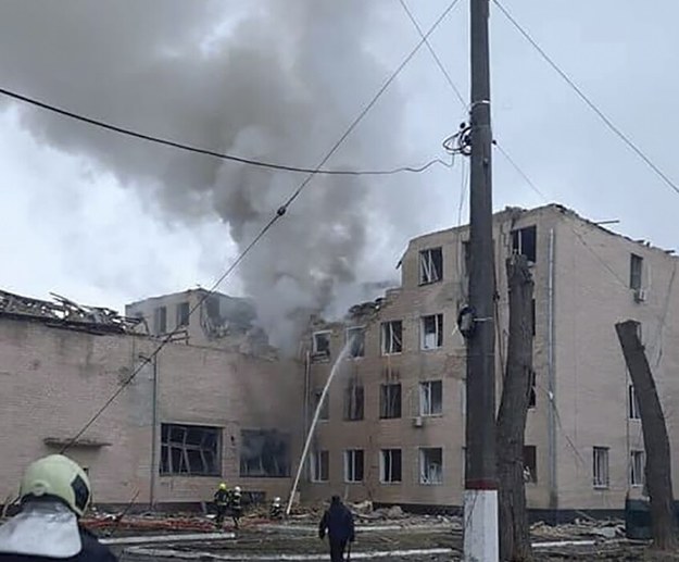 Zniszczenia w Kijowie w wyniku rosyjskiego ostrzału /PAP/EPA