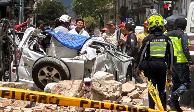 Zniszczenia w mieście Cuenca w ekwadorskiej prowincji Azuay po sobotnim trzęsieniu ziemi /ROBERT PUGLLA /PAP/EPA