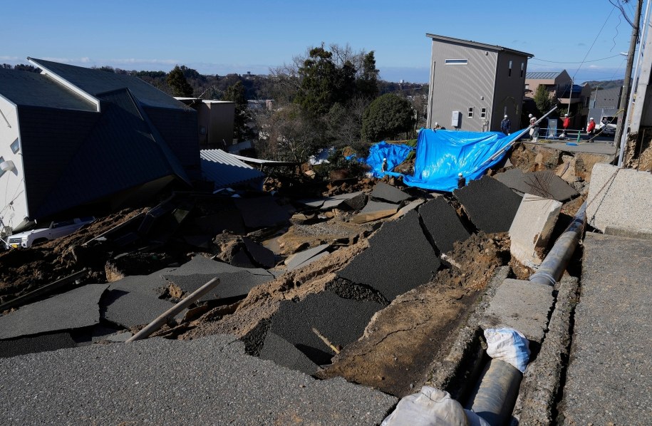 Zniszczenia w mieście Kanazawa /FRANCK ROBICHON /PAP