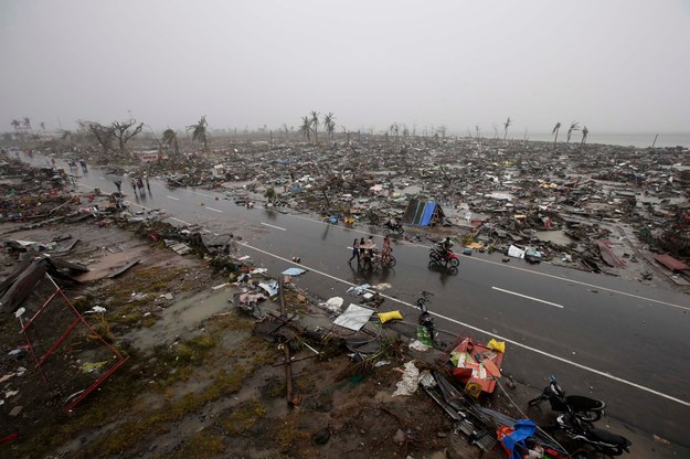 Zniszczenia w mieście Tacloban /DENNIS M. SABANGAN /PAP/EPA