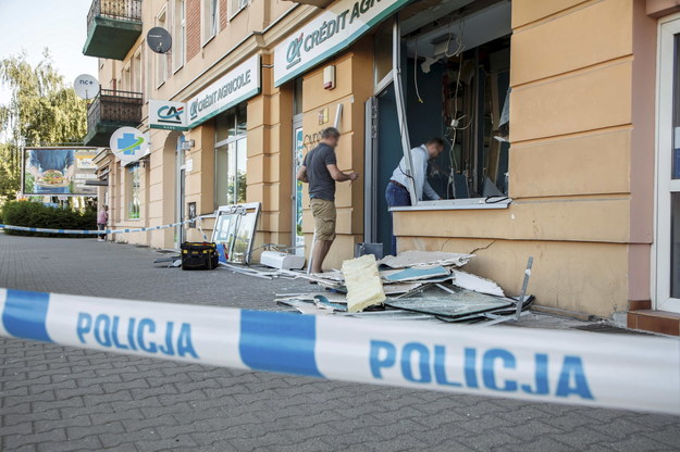 Zniszczenia w oddziale banku przy ulicy Żmigrodzkiej we Wrocławiu /Aleksander Koźmiński /PAP