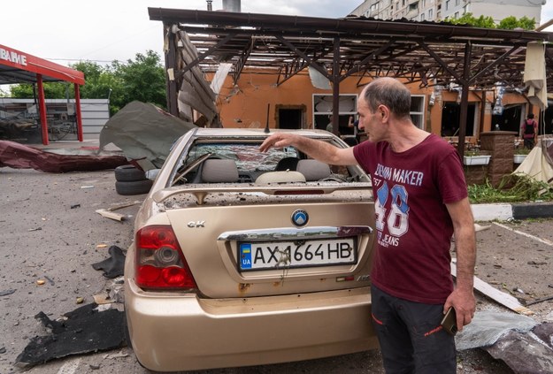 Zniszczenia w pobliżu kawiarni w Charkowie /Mykola Kalyeniak /PAP
