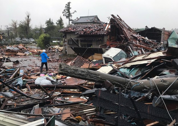 Zniszczenia w prefekturze Chiba /JIJI PRESS /PAP/EPA