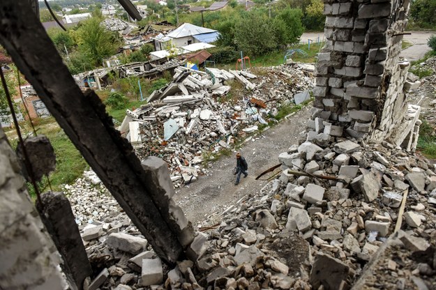 Zniszczenia w rejonie Izium - miasta na północnym wschodzie Ukrainy /OLEG PETRASYUK /PAP/EPA