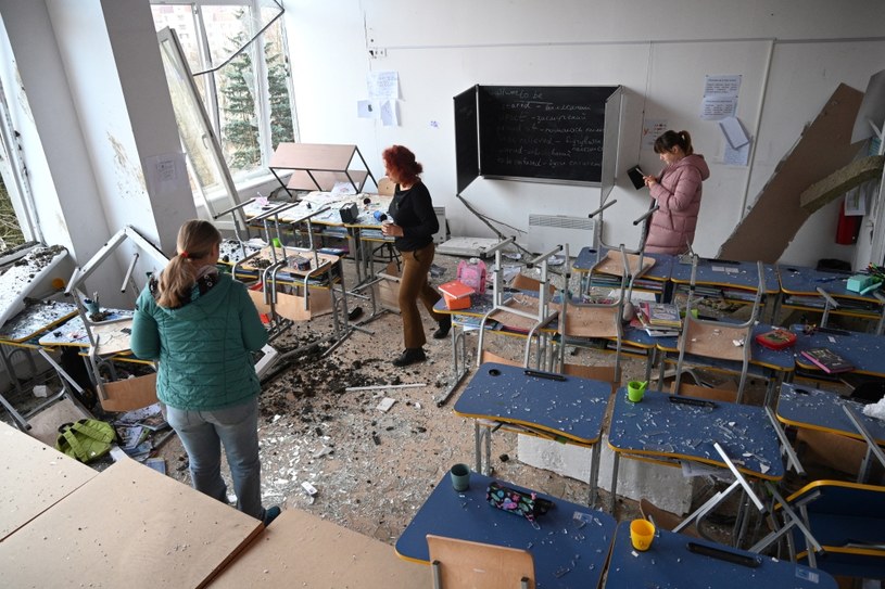 Zniszczenia w szkole we Lwowie po rosyjskim ataku /YURIY DYACHYSHYN/AFP /AFP