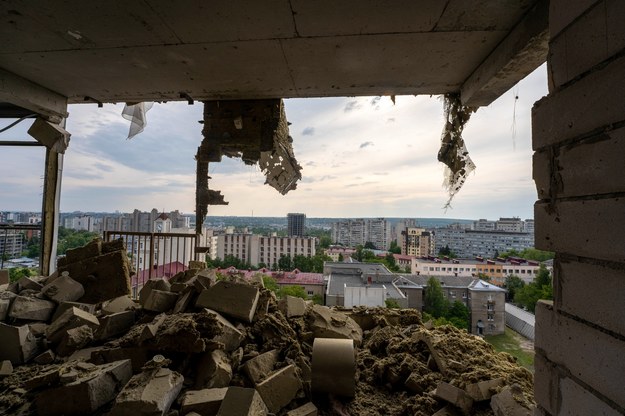 Zniszczenia w trafionym rosyjskim pociskiem rakietowym bloku mieszkalnym w Charkowie /Mykola Kalyeniak /PAP