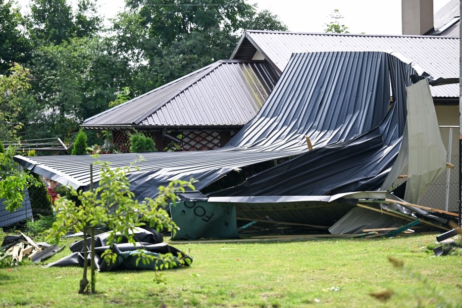 Zniszczenia w Wierzawicach na Podkarpaciu /Darek Delmanowicz /PAP