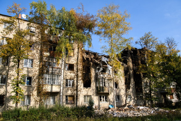 Zniszczenia w wyniku ostrzału w niedawno wyzwolonym spod okupacji rosyjskiej mieście Sviatohirsk w regionie donieckim /Vladyslav Musiienko /PAP