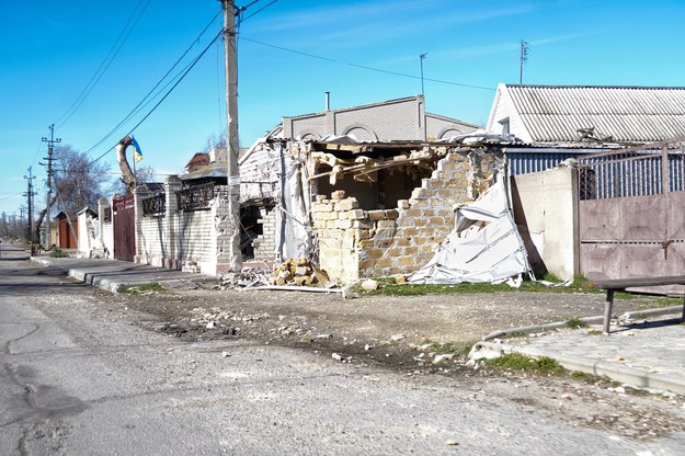 Zniszczenia w wyniku rosyjskiego ostrzału w Chersoniu /Alena Solomonova /PAP