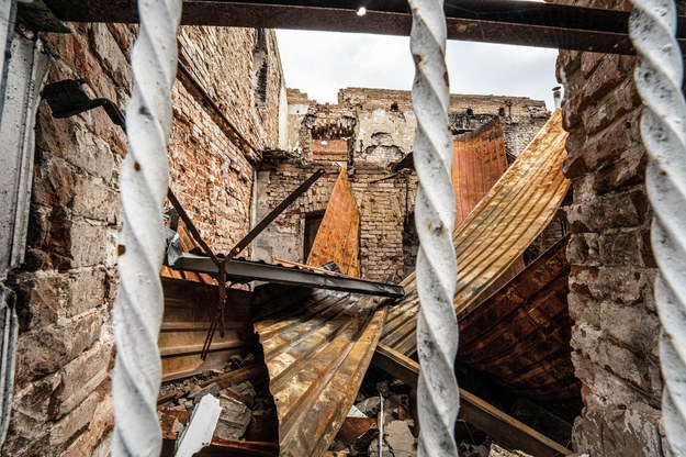 Zniszczenia w wyzwolonym mieście Izium w obwodzie charkowskim /Mykola Kalyeniak /PAP