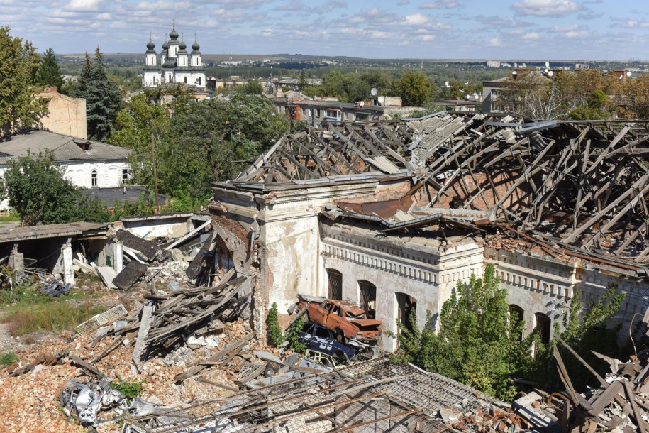 Zniszczenia w wyzwolonym przez Ukrainę Iziumie /OLEG PETRASYUK /PAP/EPA