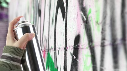 Zniszczenia w zrewitalizowanej kamienicy. Jak chronić zabytki przed wandalami?