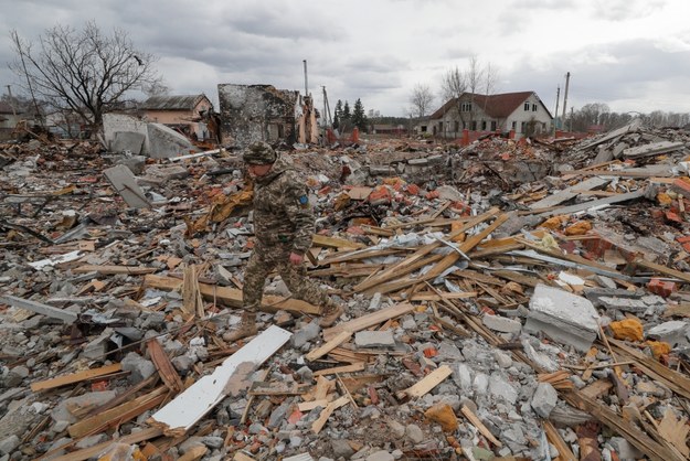 Zniszczenia we wsi koło Browarów /SERGEY DOLZHENKO /PAP/EPA