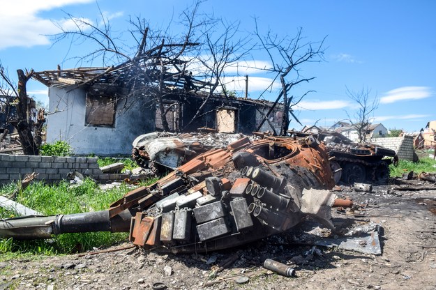 Zniszczenia we wsi Malaya Rogan w obwodzie charkowskim na Ukrainie /Alena Solomonova /PAP