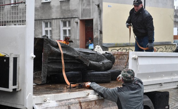 Zniszczenie pomnika ks. Jankowskiego. Obrońcy oskarżonych chcą przesłuchania 30 świadków 