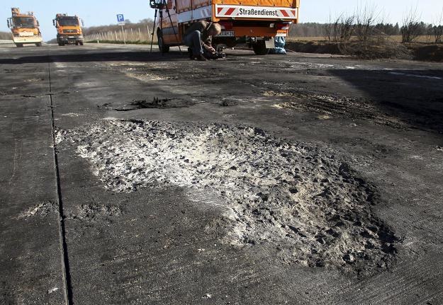 Zniszczeniu uległ nawet asfalt /AFP