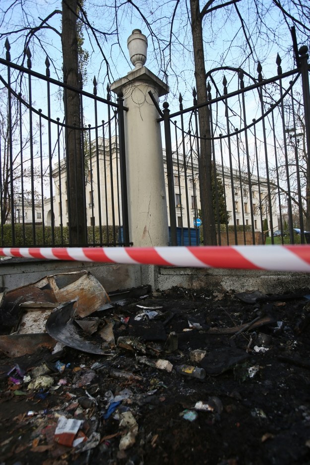 Zniszczona budki pod ambasadą Rosji /Leszek Szymański /PAP