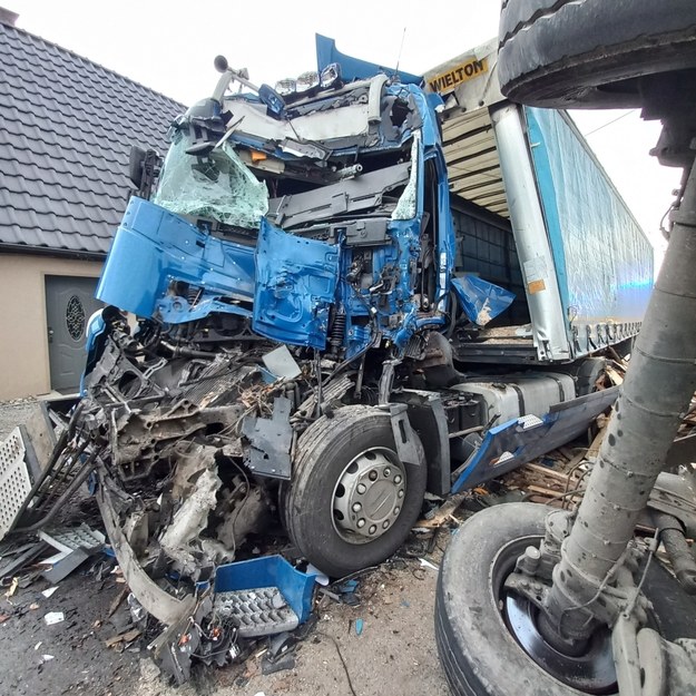 Zniszczona ciężarówka /Komenda Powiatowa PSP w Dzierżoniowie, autor: asp. Piotr Wyrostkiewicz /Facebook