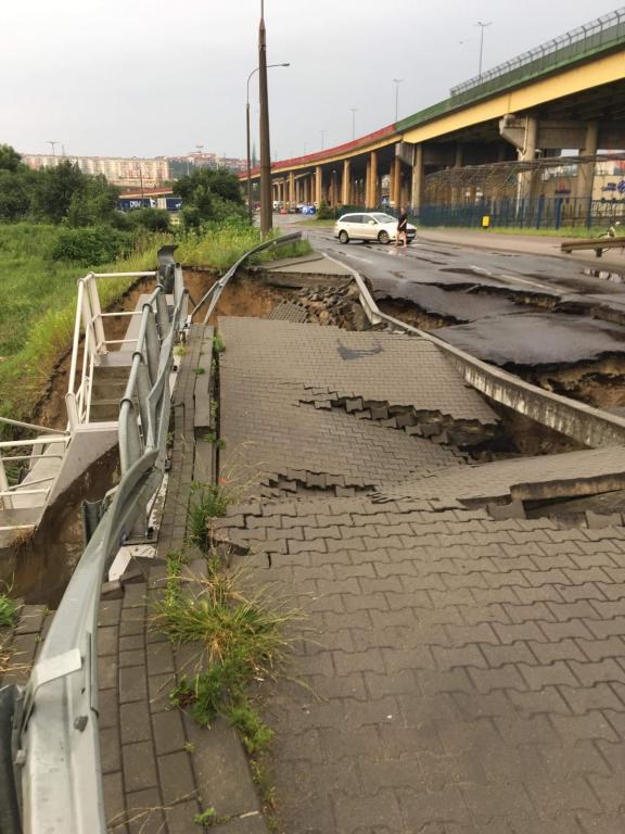 Zniszczona droga w Gdyni /Państwowa Straż Pożarna