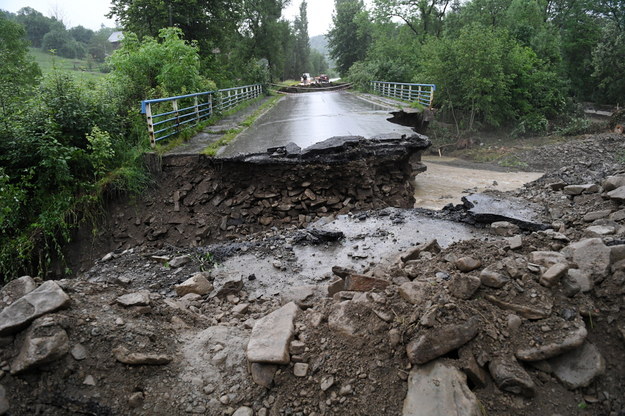 Zniszczona droga we wsi Weglówka /Darek Delmanowicz /PAP