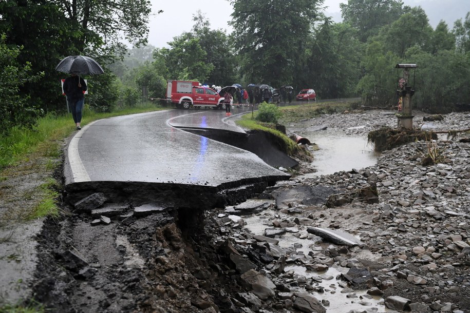 Zniszczona droga we wsi Weglówka /Darek Delmanowicz /PAP