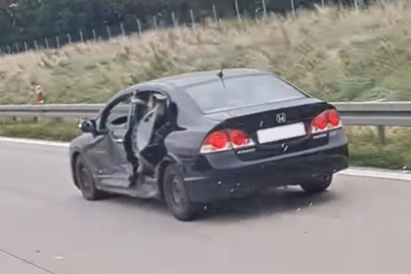 Zniszczona Honda jechała autostradą A4/Facebook Wrocław Podaj Dalej - Ciekawostki, Absurdy, Interwencje, Wypadki /