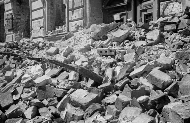 Zniszczona kamienica podczas II wojny światowej /Stanisław Dąbrowiecki /PAP